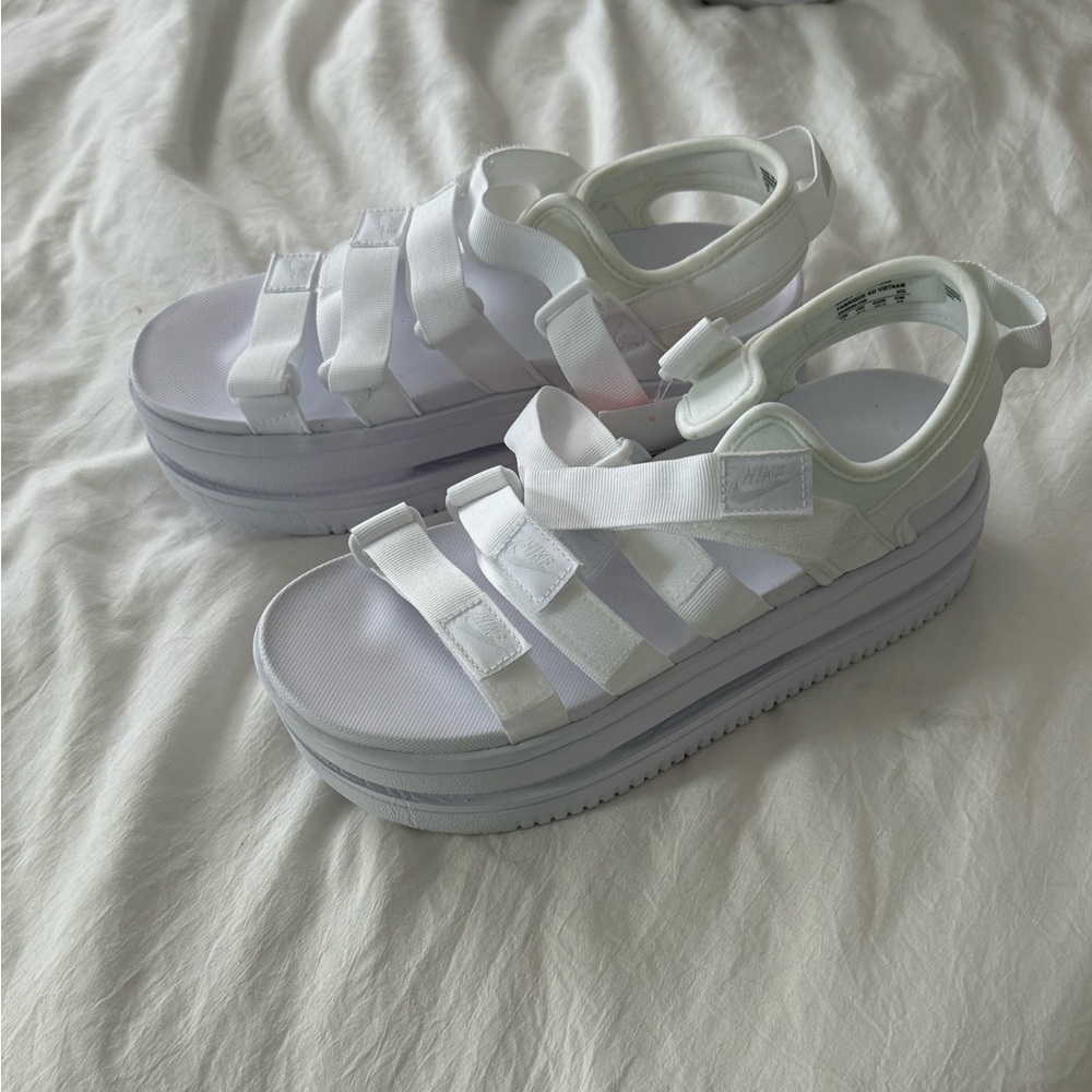 Nike iconic class white scandal , size 9! New with tags!